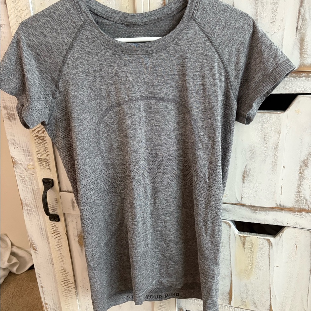 lululemon athletica Heather Gray Short Sleeve Tee